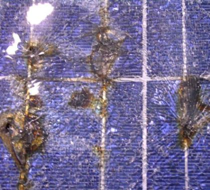 Dégâts provoqués par la foudre sur un panneau solaire