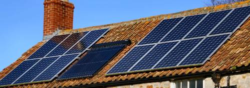 Panneaux solaires installés sur le toit d'une maison