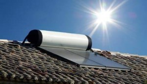 Un chauffe-eau solaire installé sur un toit